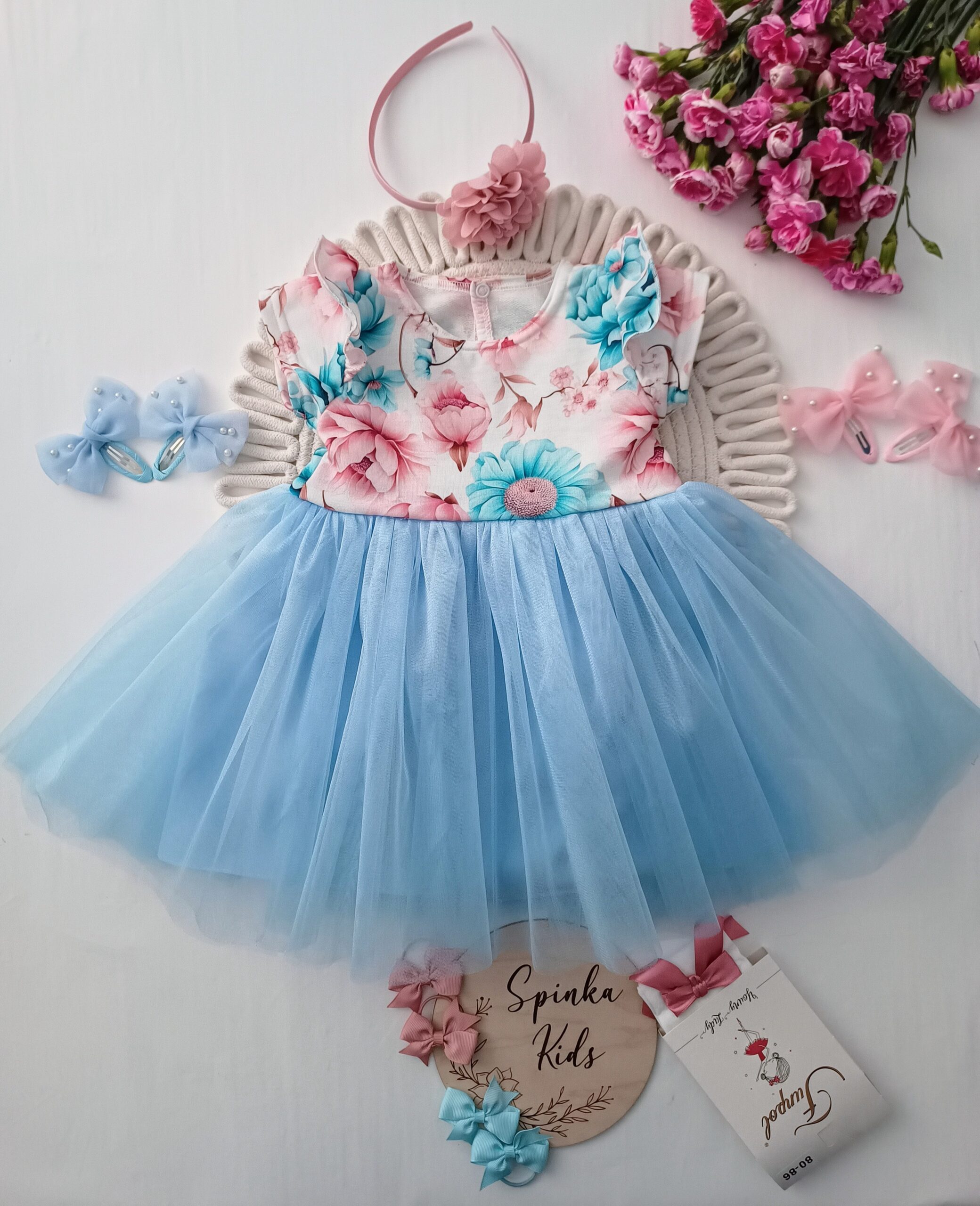 Tiulowa sukienka błękitna w pudrowo - błękitne kwiaty - obrazek 4