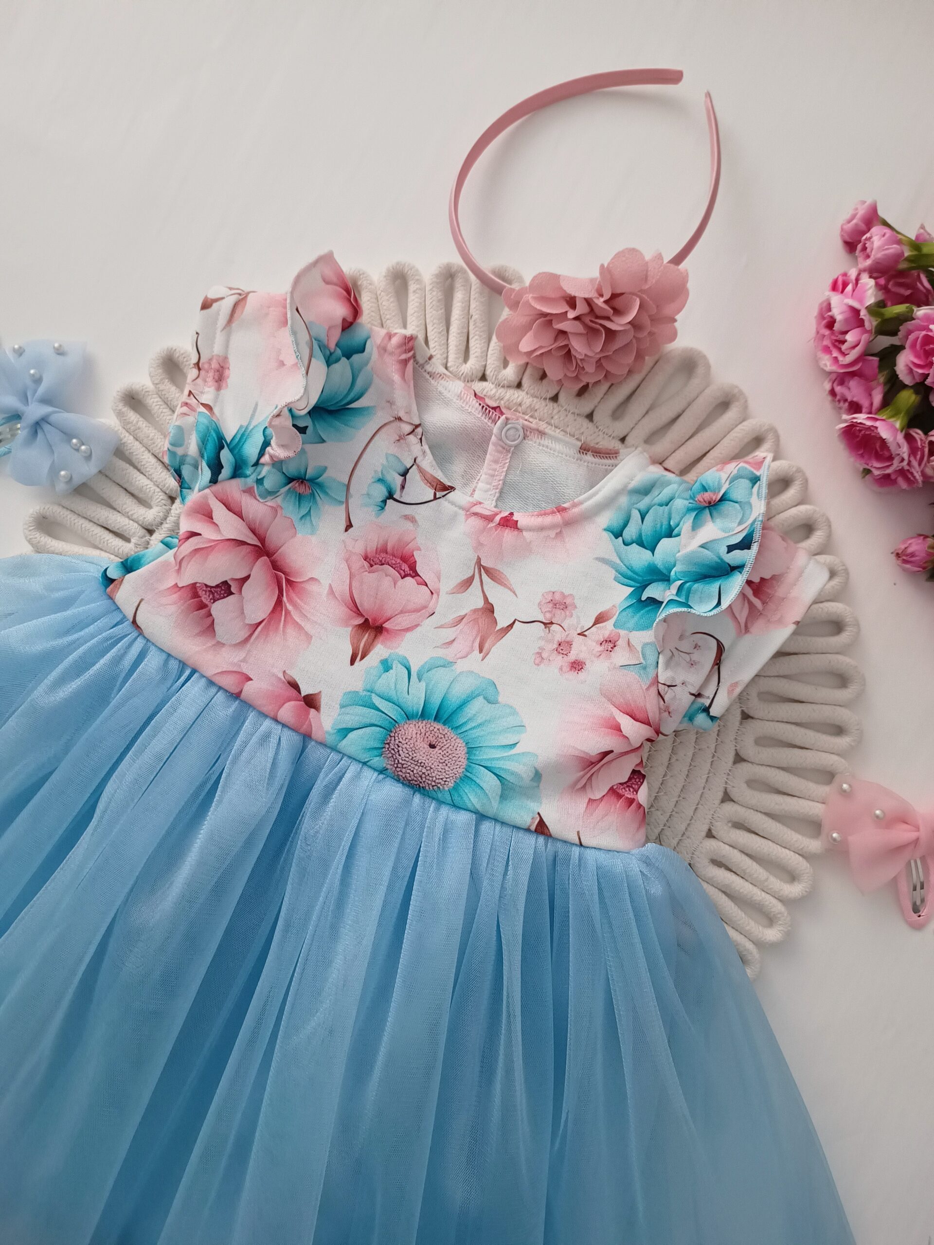 Tiulowa sukienka błękitna w pudrowo - błękitne kwiaty - obrazek 3