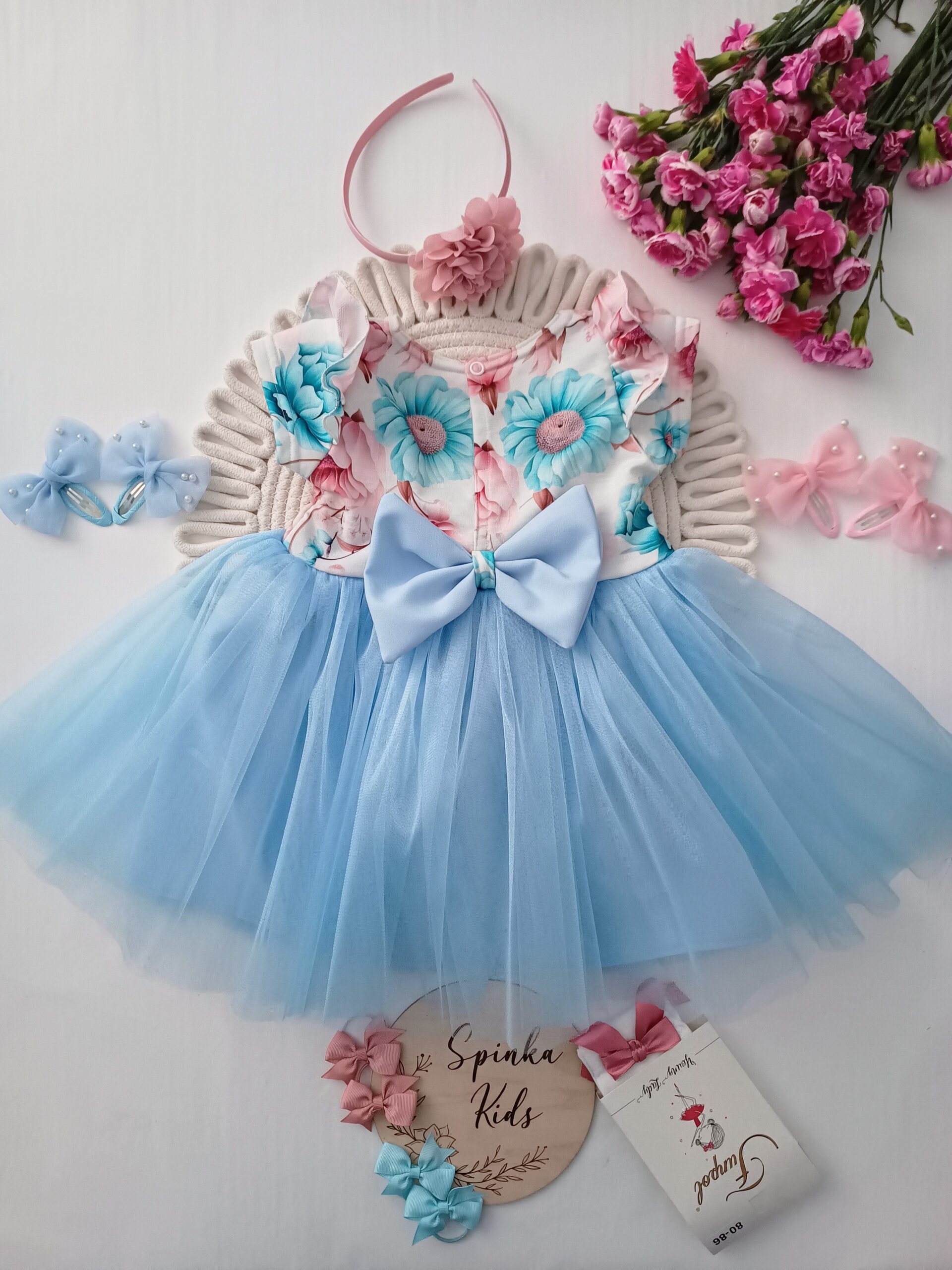 Tiulowa sukienka błękitna w pudrowo - błękitne kwiaty - obrazek 2