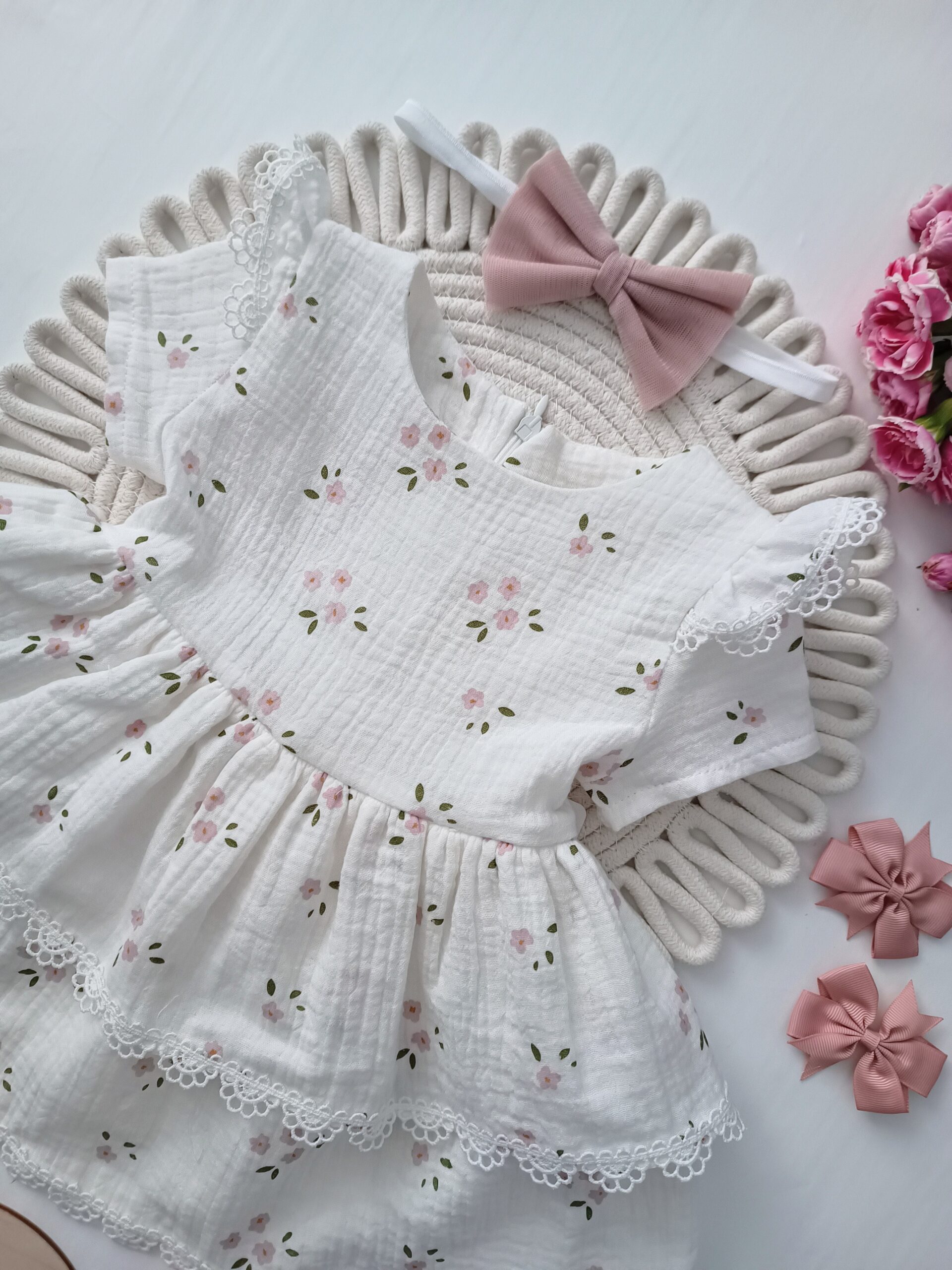 Sukienka muślinowa w pudrowe kwiatuszki - obrazek 2