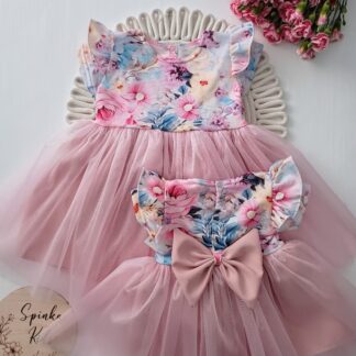 Sukienka z różowym tiulem i kokardą