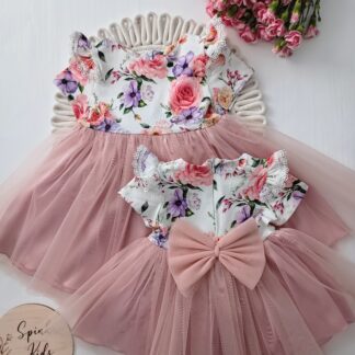 Sukienka z tiulową kokardą z tyłu