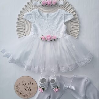 Sukienka na Chrzest Święty z koronką i bukiecikiem