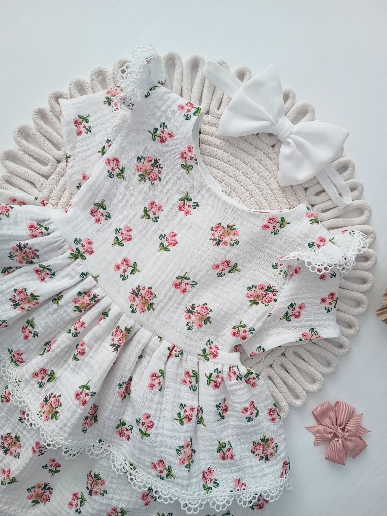 Sukienka muślin dwie falbanki-bukieciki pudrowe - obrazek 2