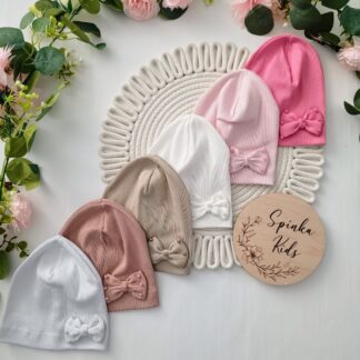 Czapka z kokardą w perełki