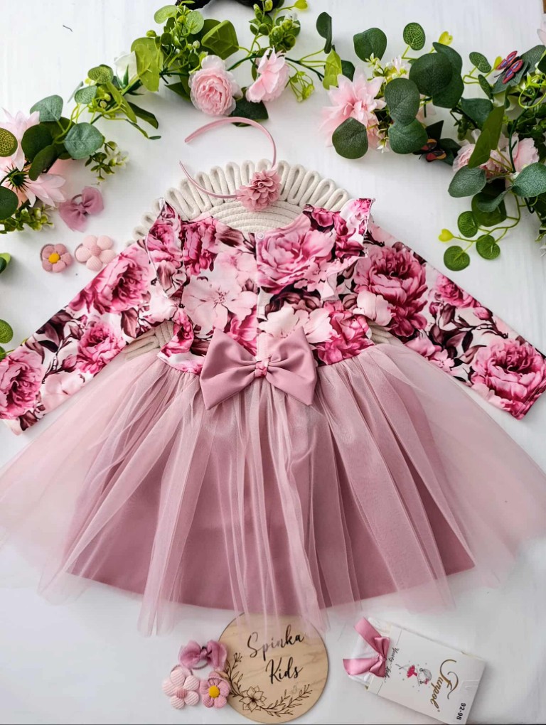 Sukienka z kokardą z tyłu i mieniącym się tiulem