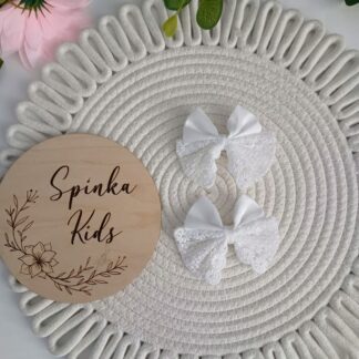Białe spinki kokardy z koronką