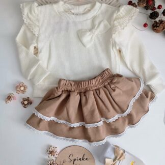 Sweterek z kokardką i koronkami