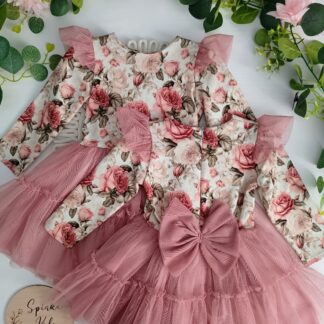 Sukienka z tiulem i kokardą z tyłu