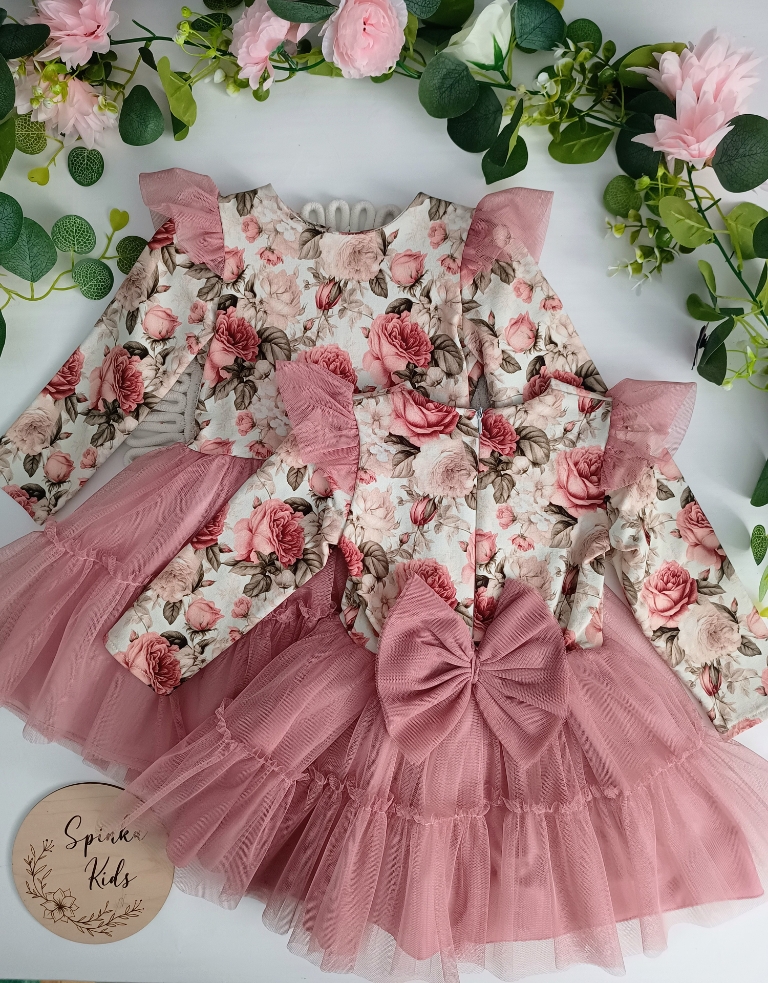 Sukienka z tiulem i kokardą z tyłu