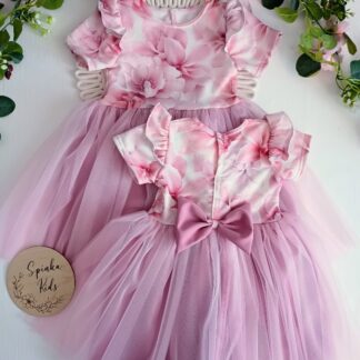 Tiulowa sukienka z kokardą z tyłu