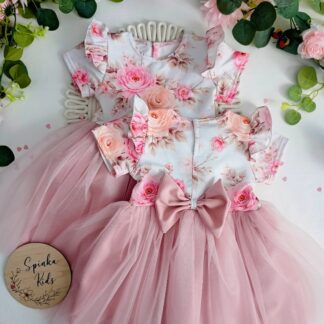 Sukienka w kwiaty z pudrowym tiulem i kokardą