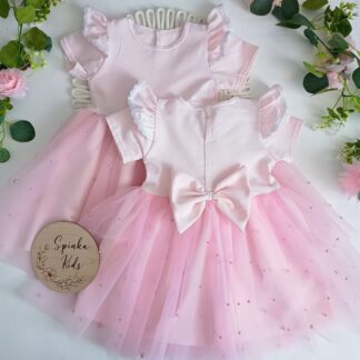 Sukienka z perełkami i srebrnym paskiem w talii i z kokardą z tyłu - róż