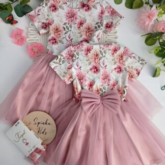 Sukienka z tiulową kokardą w pudrowych odcieniach