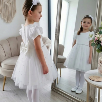 Sukienka z perełkami i srebrnym paskiem w talii z kokardą z tyłu