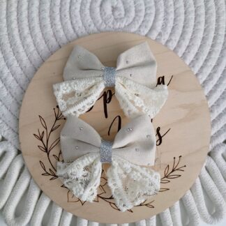 Duże eleganckie spinki w beżu z koronką