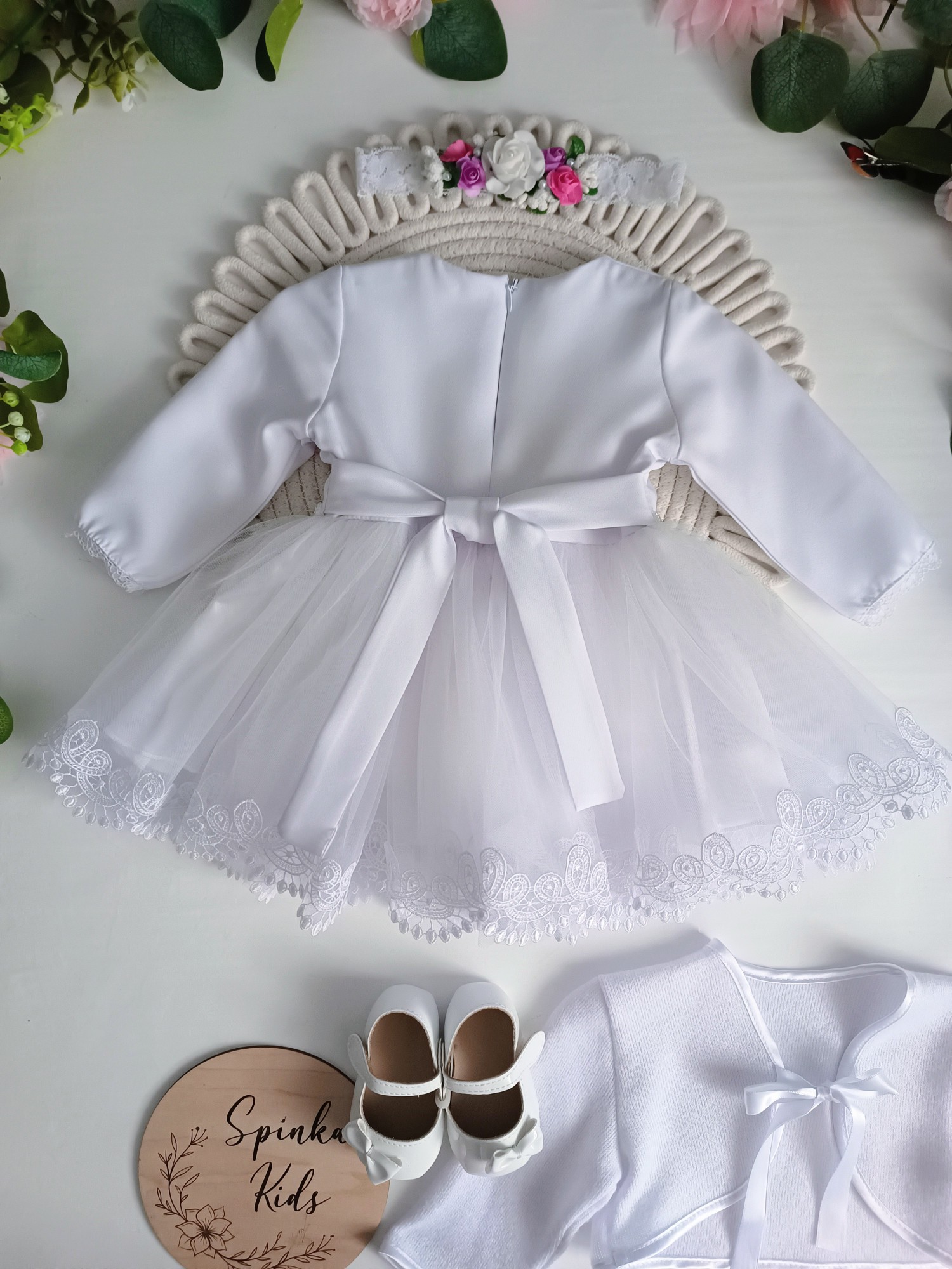 Sukienka na Chrzest Święty z bukiecikiem i podwójną falbanką. - obrazek 3