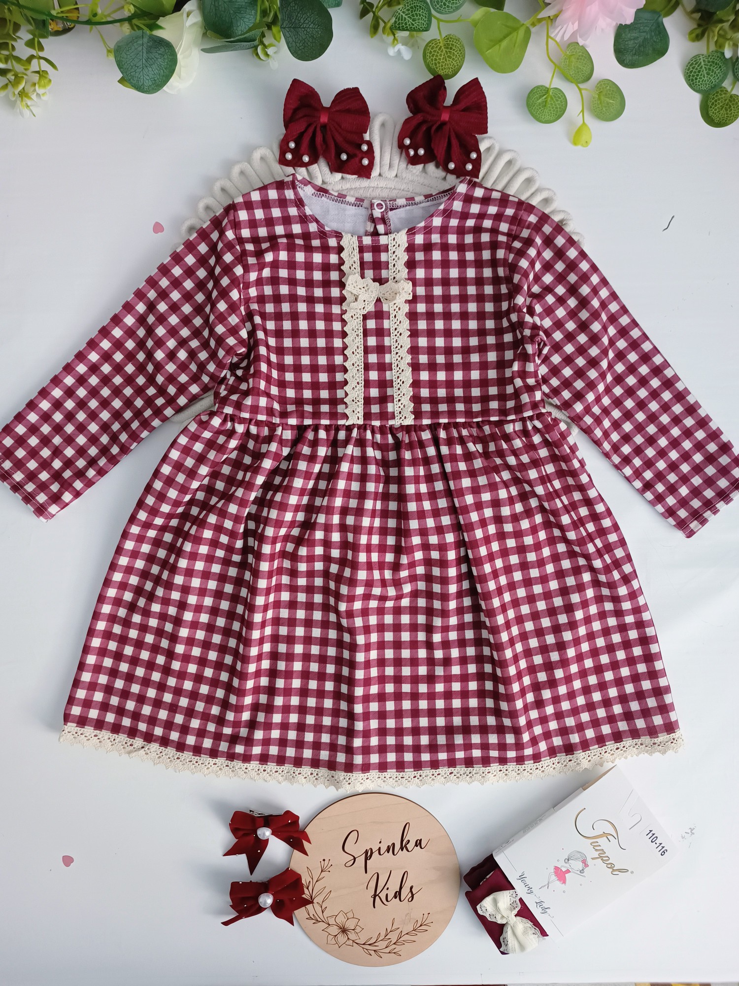 Sukienka wykończona koronką w bordo kratkę